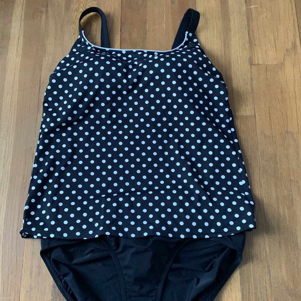 🩱Lands’ End black/white polka dot tankini top. Size 8.